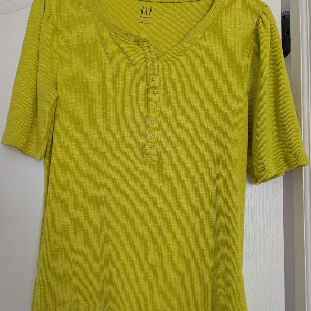 GAP Women's Bright Green Short Sleeve Henley